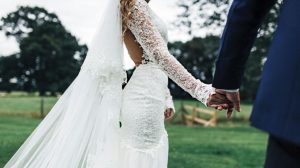 Hombre pide el divorcio días después de su boda al ver a su esposa sin velo