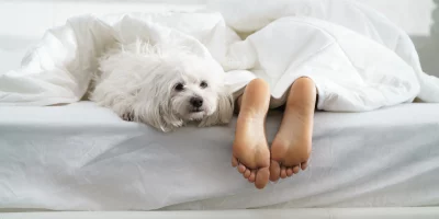 Qué significa dormir con los pies destapados