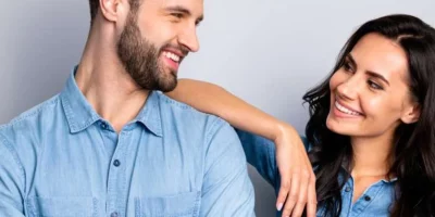 Qué significa que un hombre te toque el codo