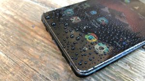 ¡Mi smartphone se mojó! Qué hacer (y qué no)